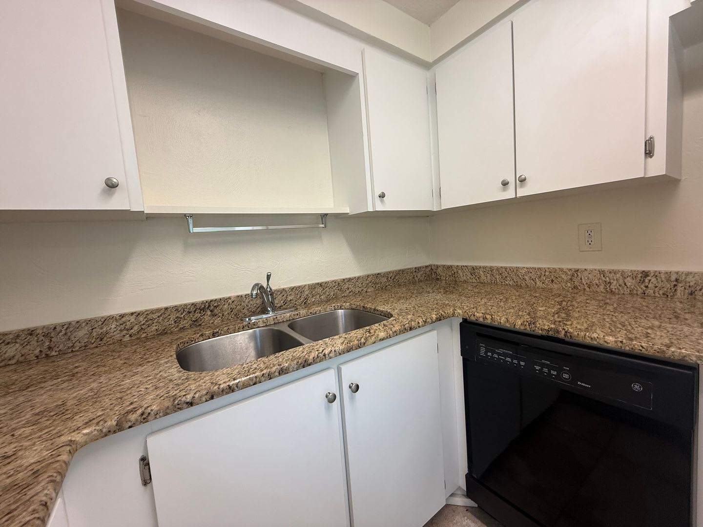 Inviting 2-bedroom, 1.5-bath home in South Daytona – photo 4