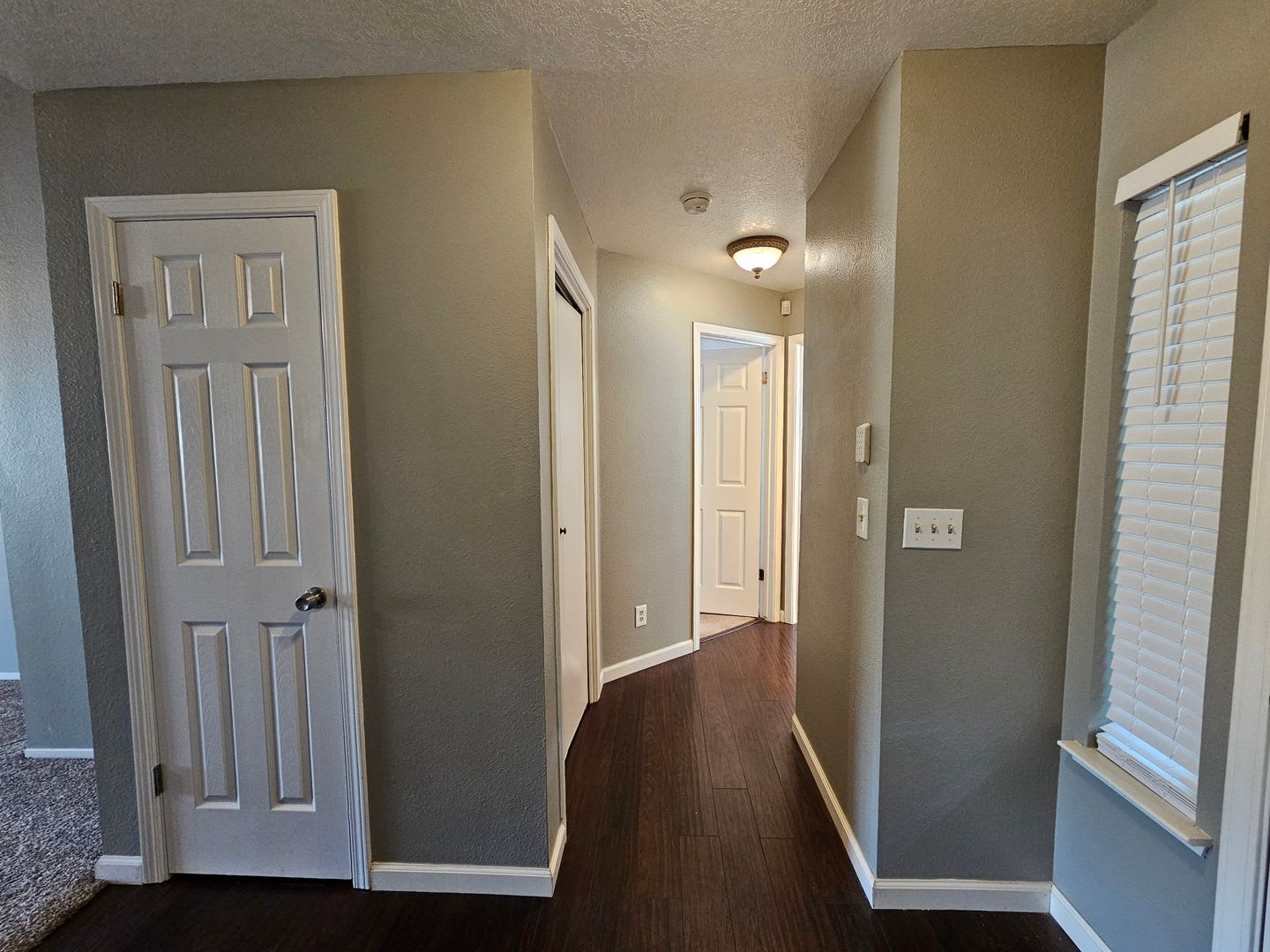 3-bedroom Single story with vaulted ceilings! – photo 5