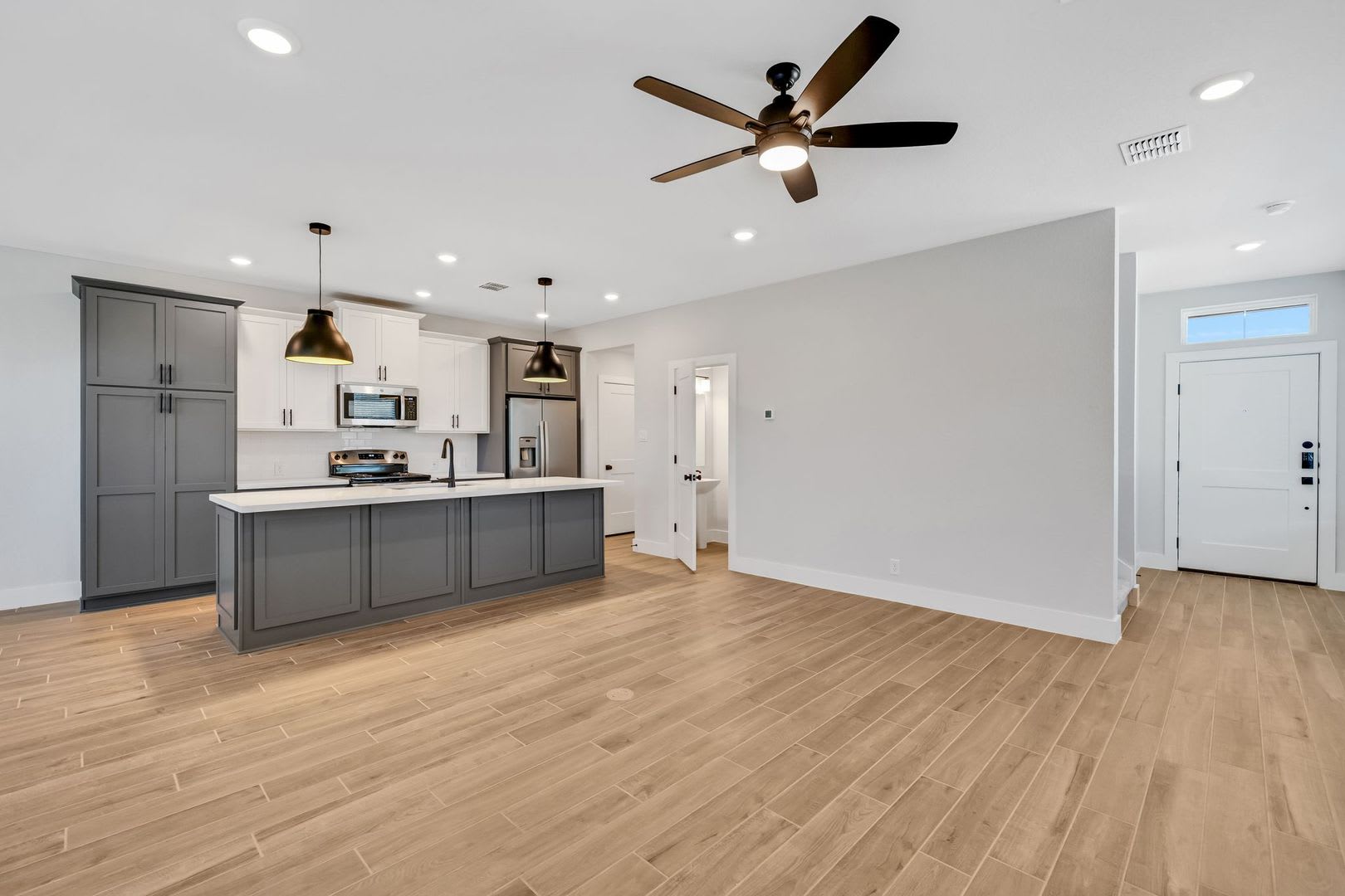Beautiful Modern Townhome Close to Lackland! – photo 4