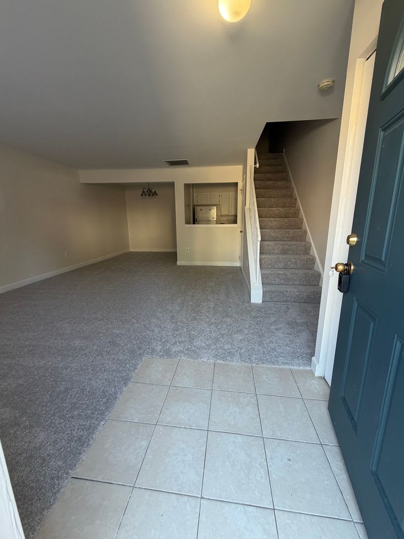 3 LEVEL TOWNHOUSE WITH 3BEDROOMS AND 2 FULL BATHS – photo 2