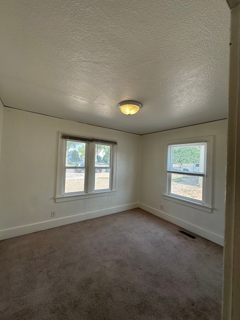 Awesome 4 to 5 bedroom close to everything you need – photo 4