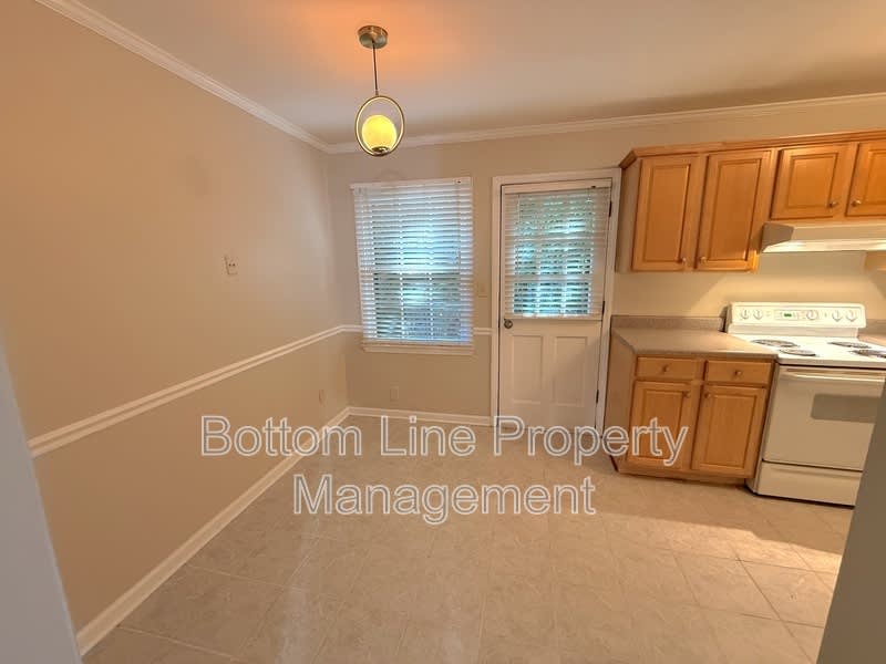 2336 Kenmore Ave – photo 5