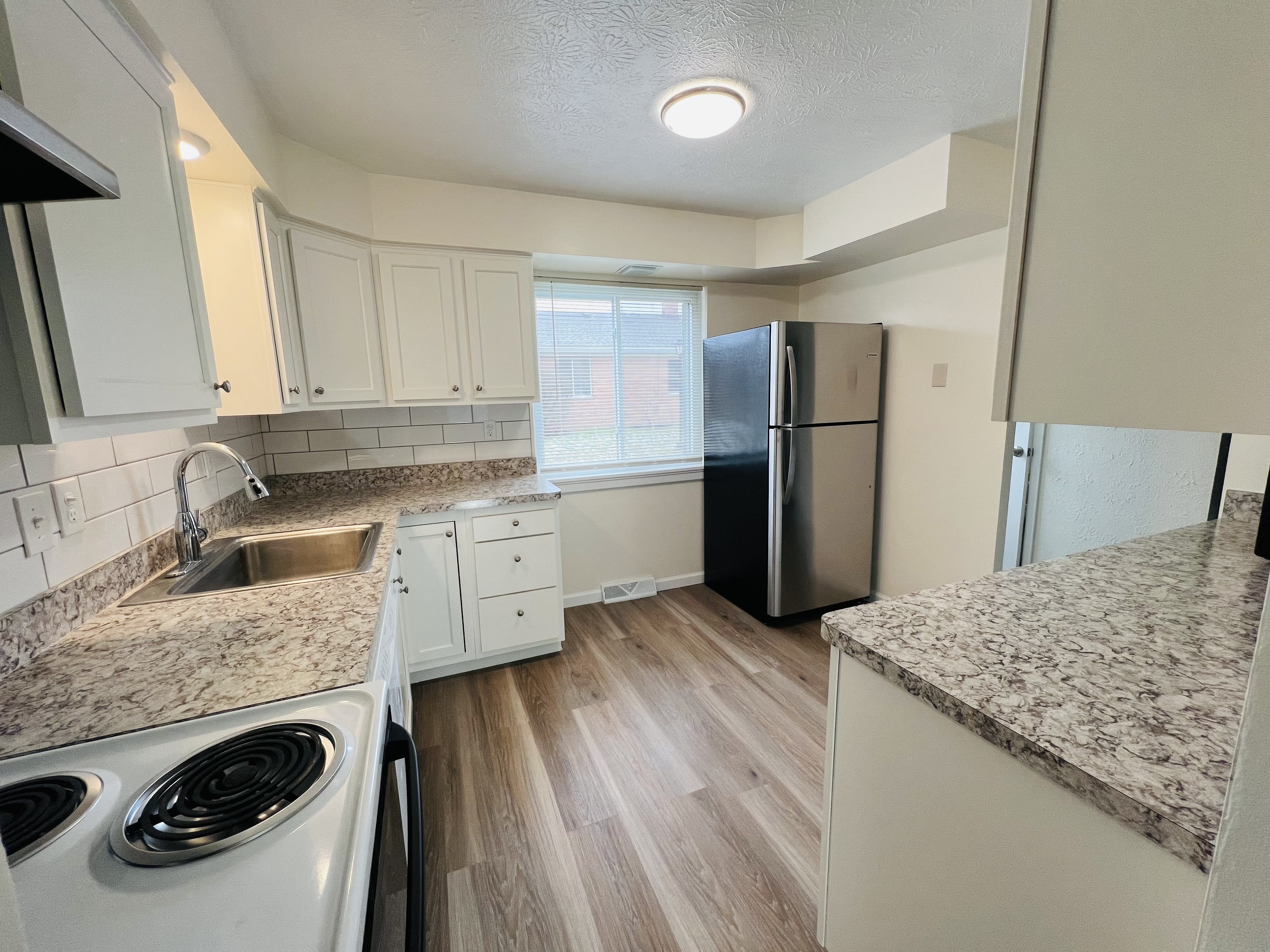 2487 Warren Pkwy – photo 5