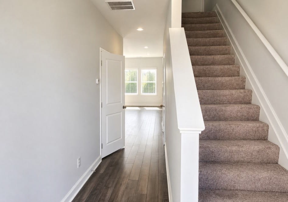 404 Oakwood Drive Northwest – photo 2