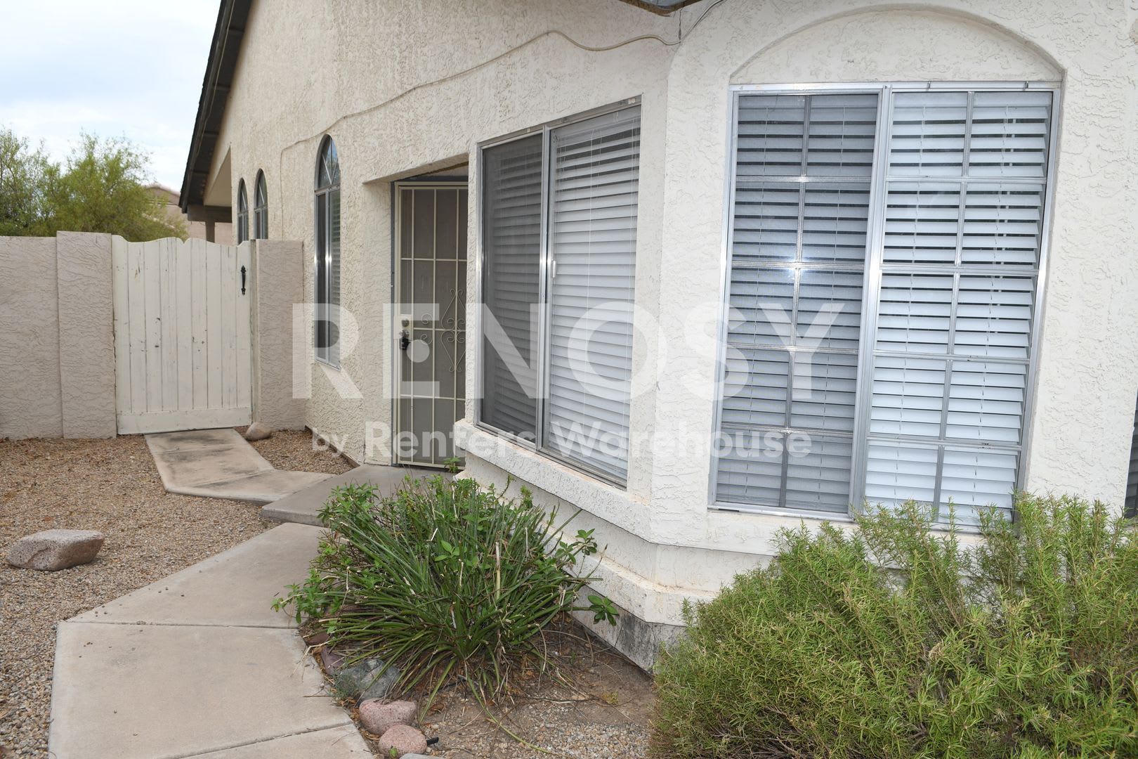 Ideal 3 Br 2 Ba 2 Car Garage Home Near the 51 and Union Hills in Phoenix – photo 3