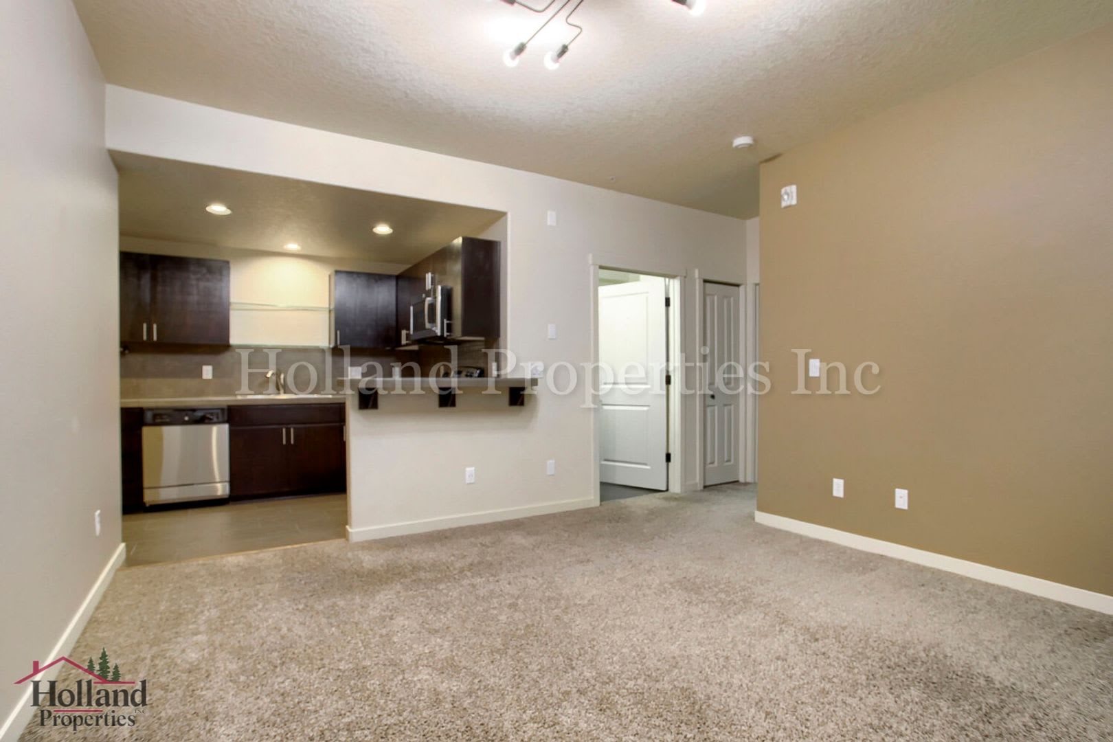 Charming Condo Living in the Heart of Beaverton! – photo 4