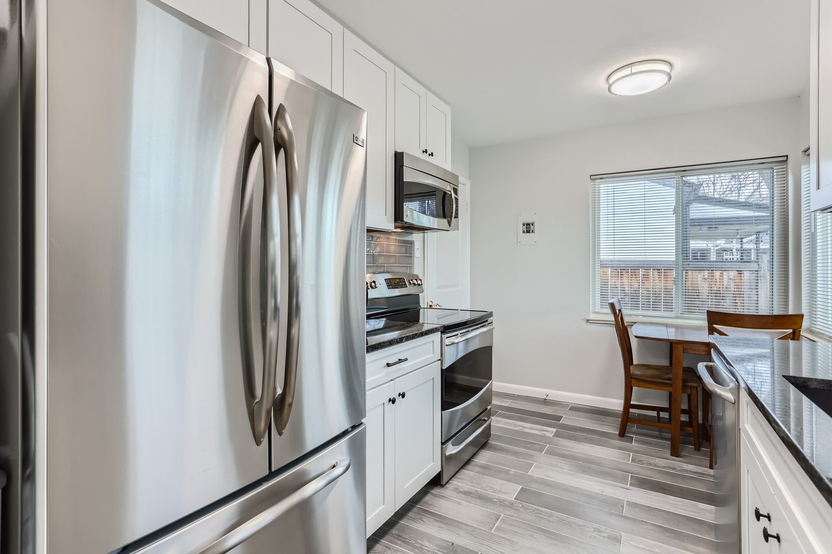 Chic 2 BDR Haven with Private Backyard – photo 2