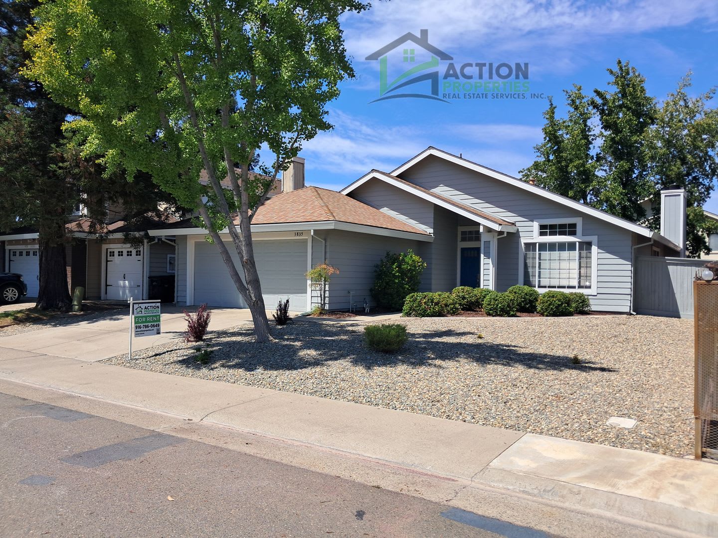 Antelope Single Story 3 Bedroom 2 Bath Separate Living Room Family Room W Fireplace Low Maintenance Yard Gardener Included – photo 2