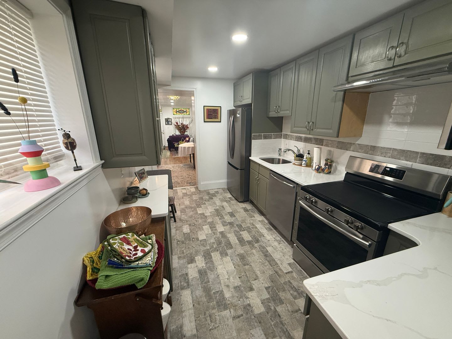 Fully Furnished & Elegantly Renovated Historic 3BR/2.5BA Home with Private Yard & Deck! – photo 5