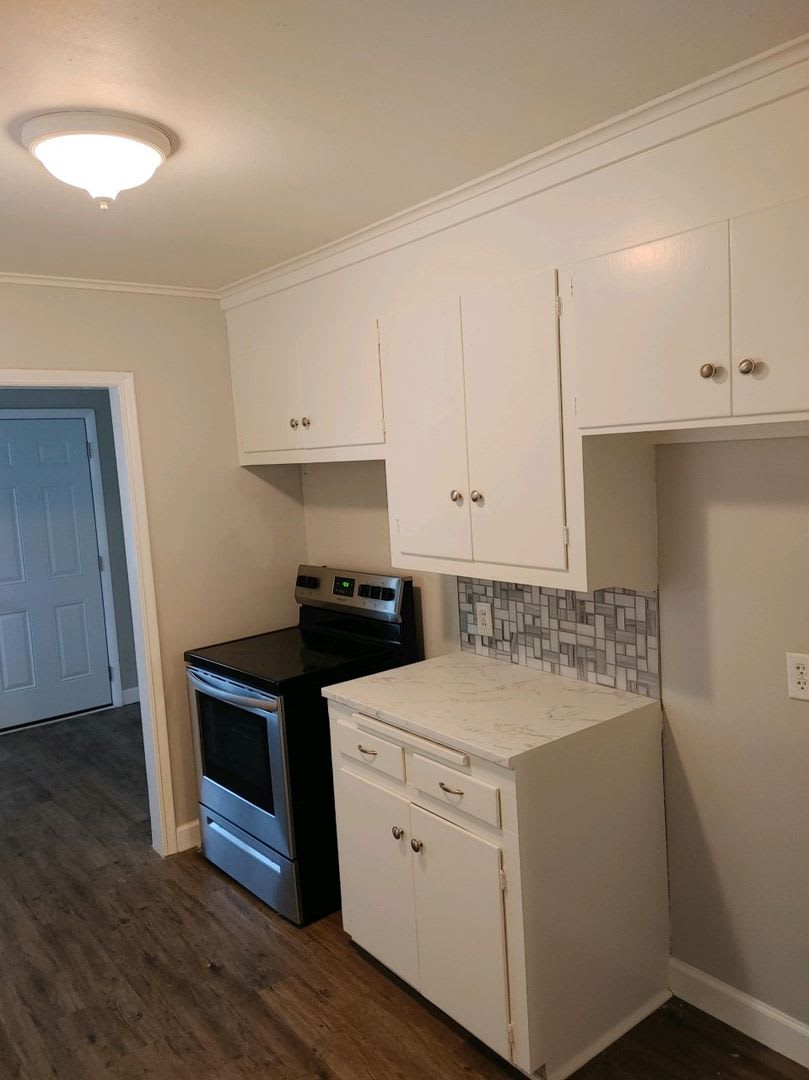 Corner Lot W Mature Trees Gorgeous Hardwoods Small Bonus Room Off Kitchen Perfect For An Office – photo 3