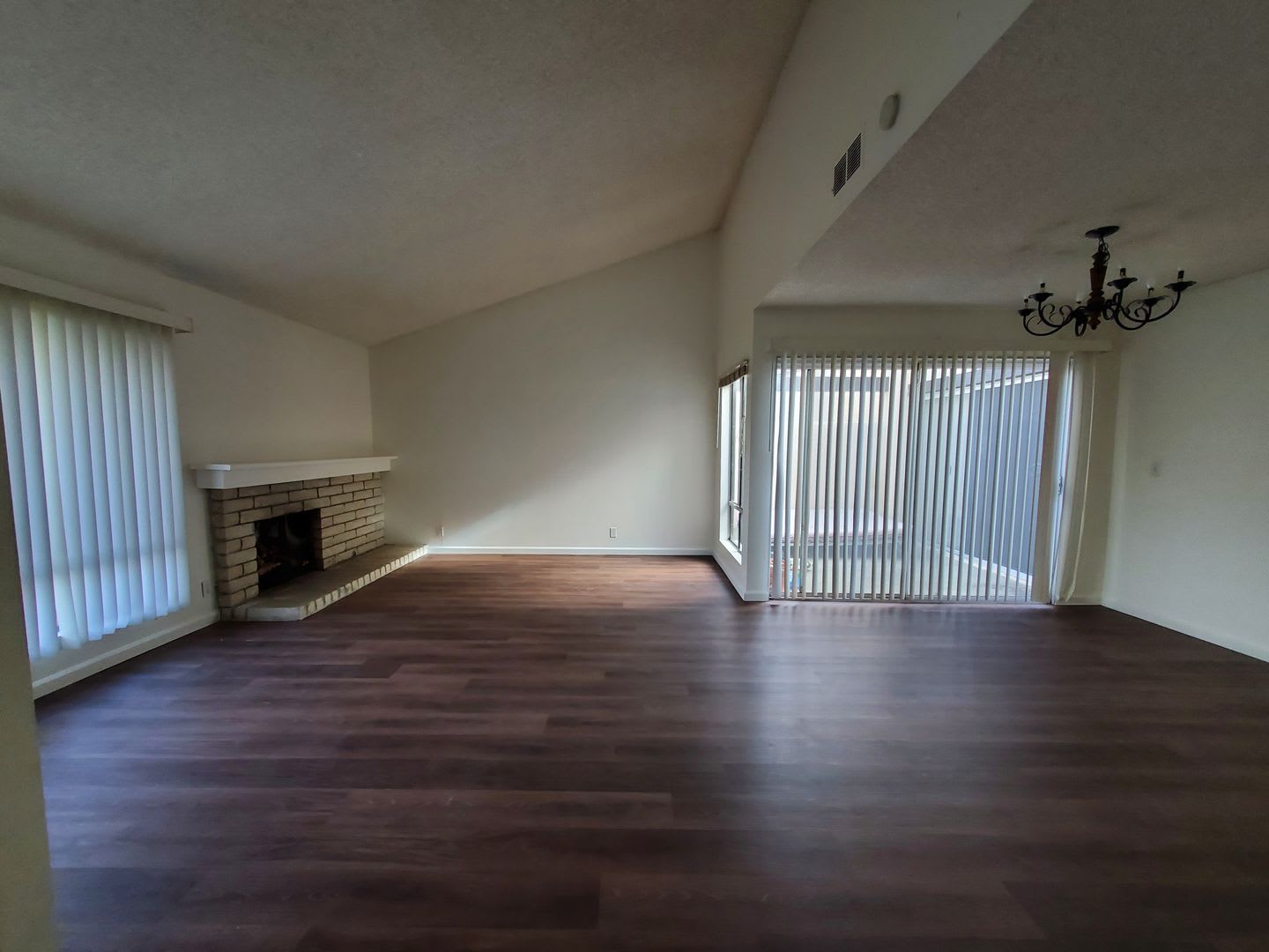 3bd/2ba Home with Two Car Garage – photo 2