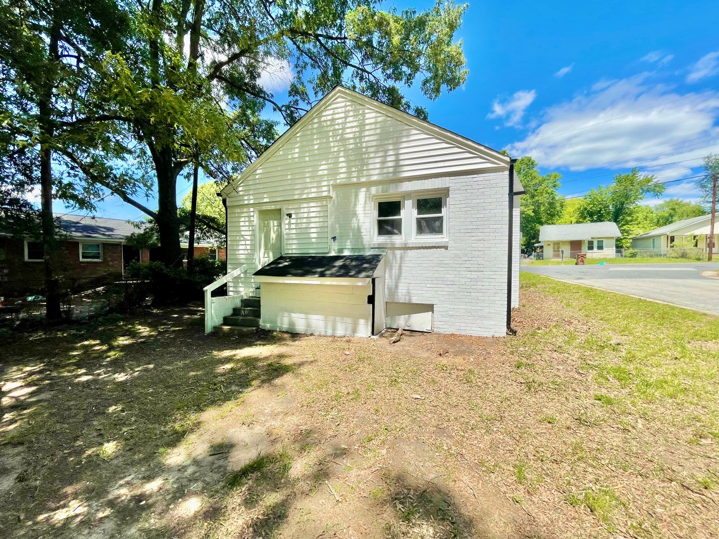 Freshly renovated 3 Bed 1 Bath Home Near UNCG! – photo 5