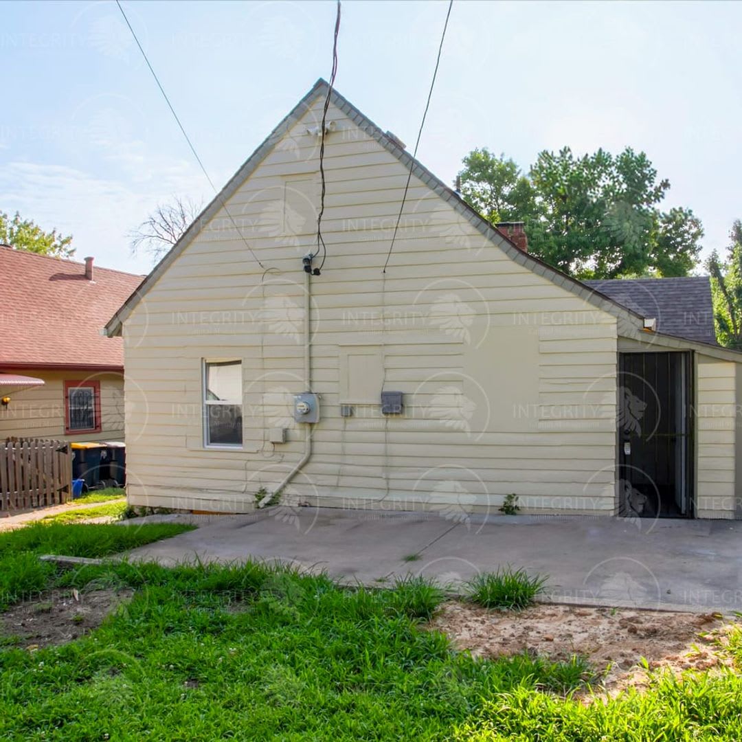 Charming 2 Bedroom Tudor Bungalow with Character to Spare! 6210 Agnes Ave, Kansas City, MO 64130 – photo 5