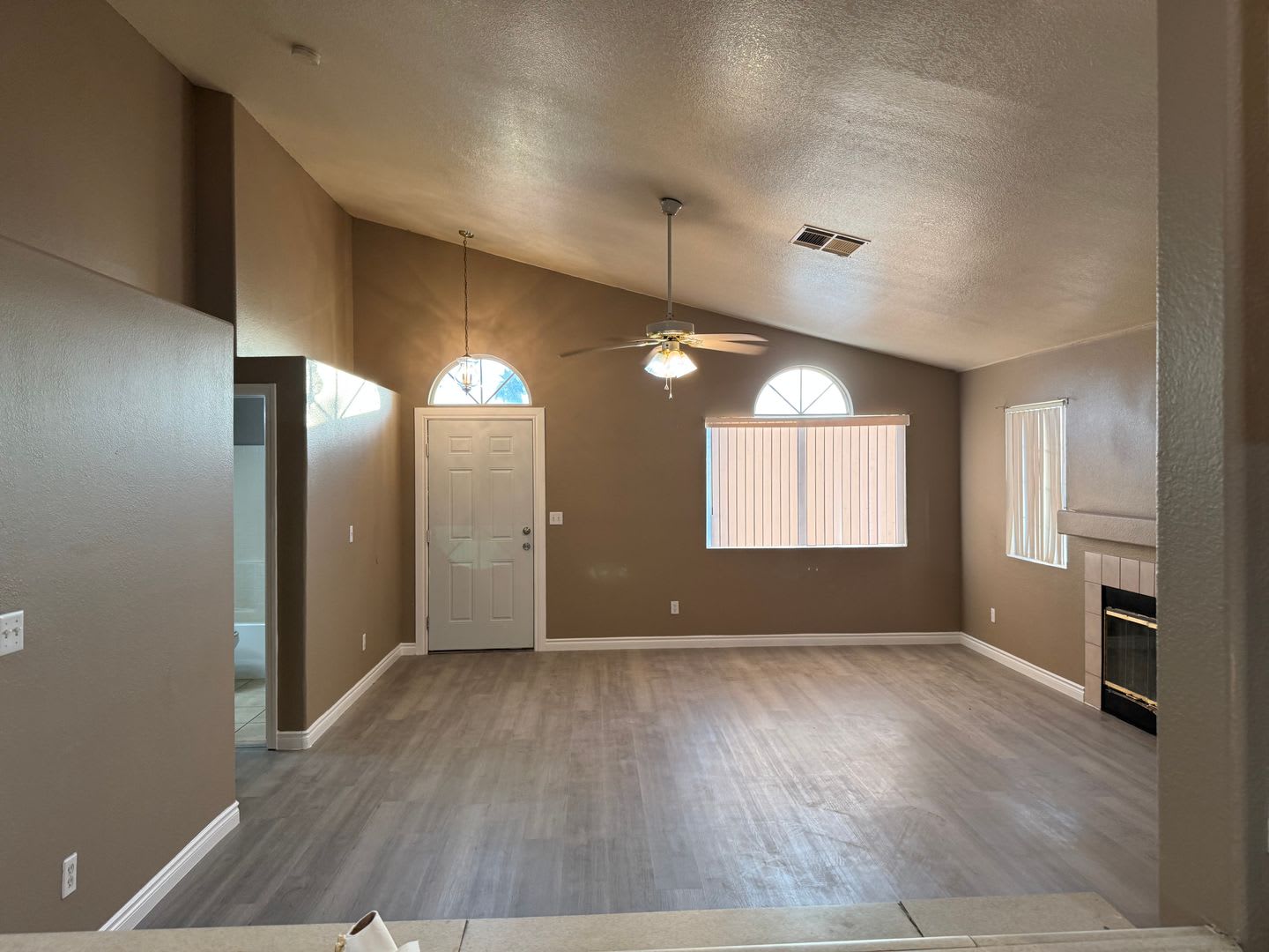 2 Bedroom Fast Move In – photo 3