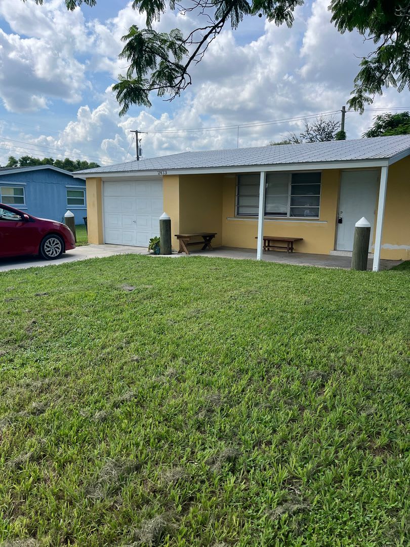 2 1 1 In Stuart Beautiful Kitchen Fenced Yard – photo 1