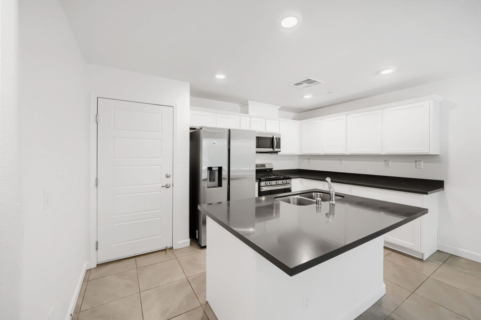 Stylish 3 Bedroom Townhome With Garage Community Amenities – photo 5