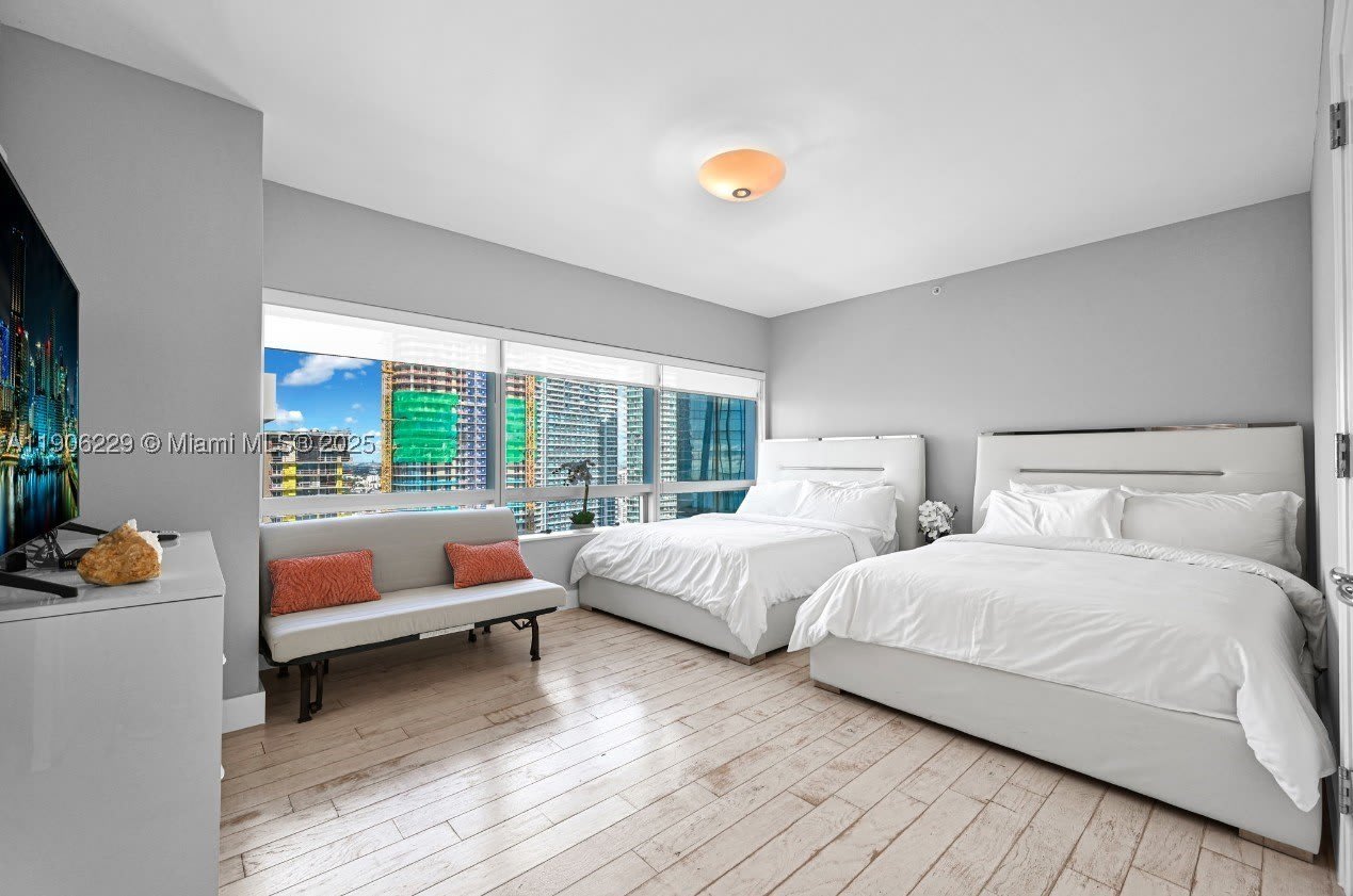 1435 Brickell Ave – photo 2