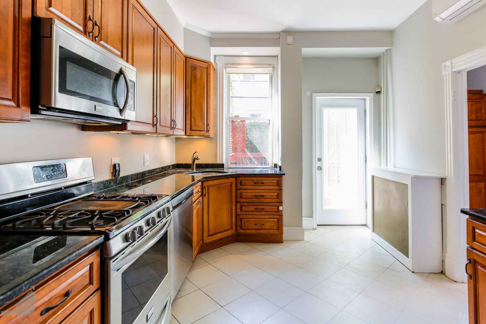 Classic 3 Bedroom Rowhome In Columbia Heights – photo 3