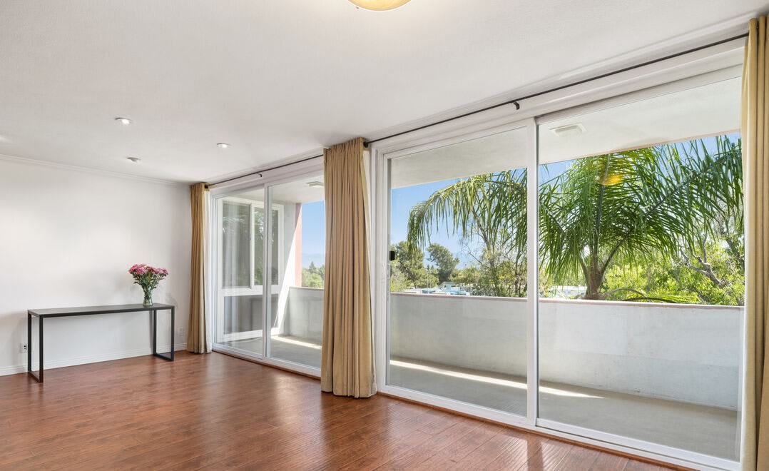 4915 Tyrone Ave – photo 2