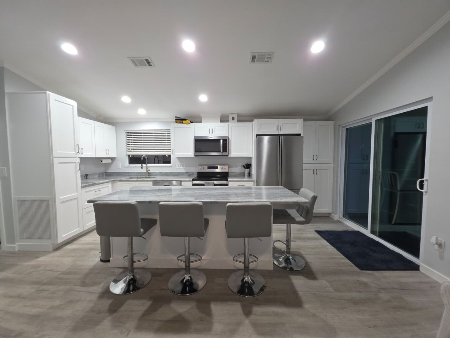 Newly Remodeled Furnished 2 Bedroom 2 Bathroom – photo 4