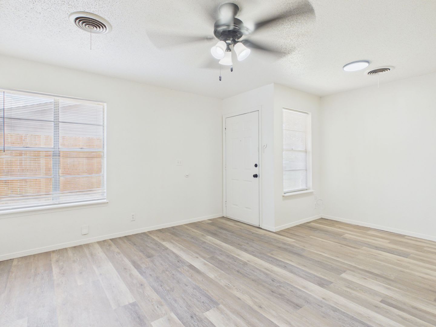 Adorable 2 Bedroom 1 Bath Close To Hospitals – photo 3