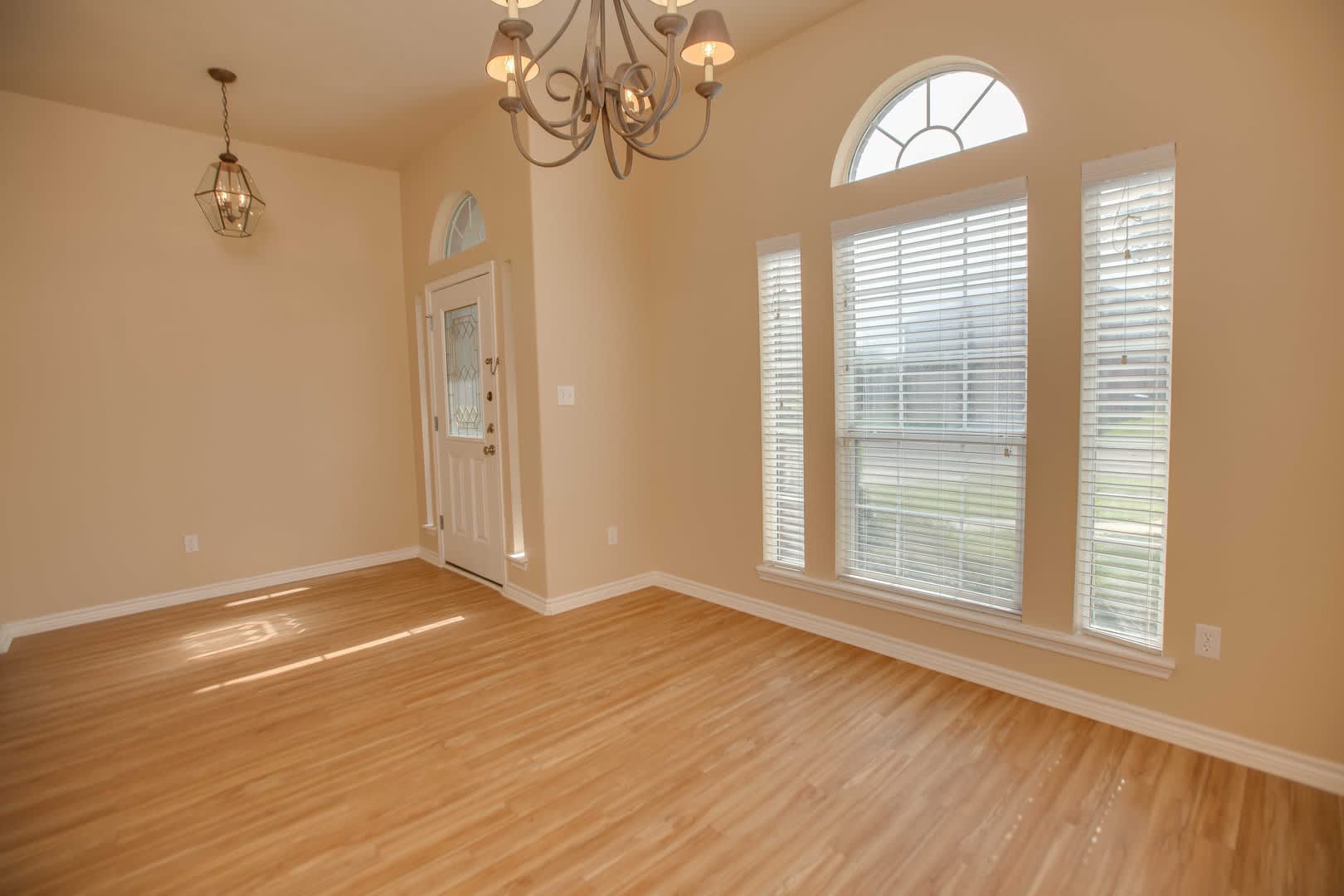 7517 Fort Griffen 3 bed/ 2bath! $2195/Month – photo 3