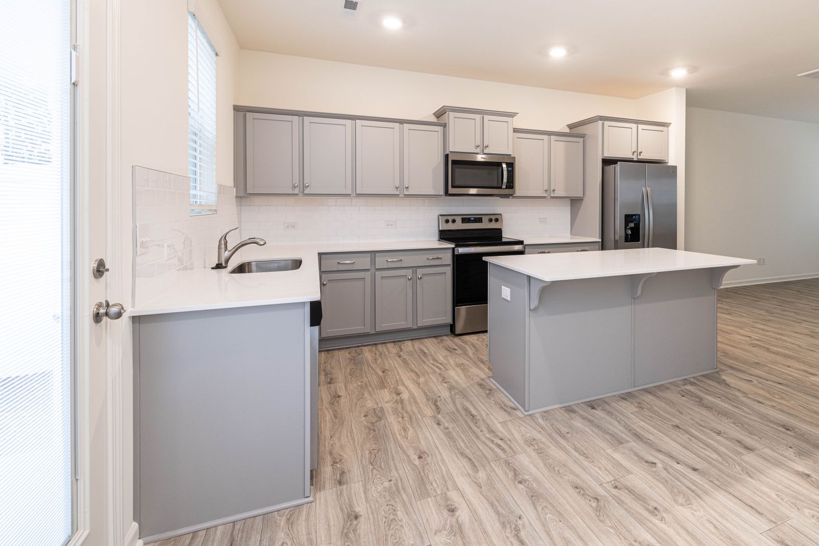 Beautiful END UNIT 3 Bedroom Townhome Near I-85 – AVAILABLE 09/23/2026 – photo 2