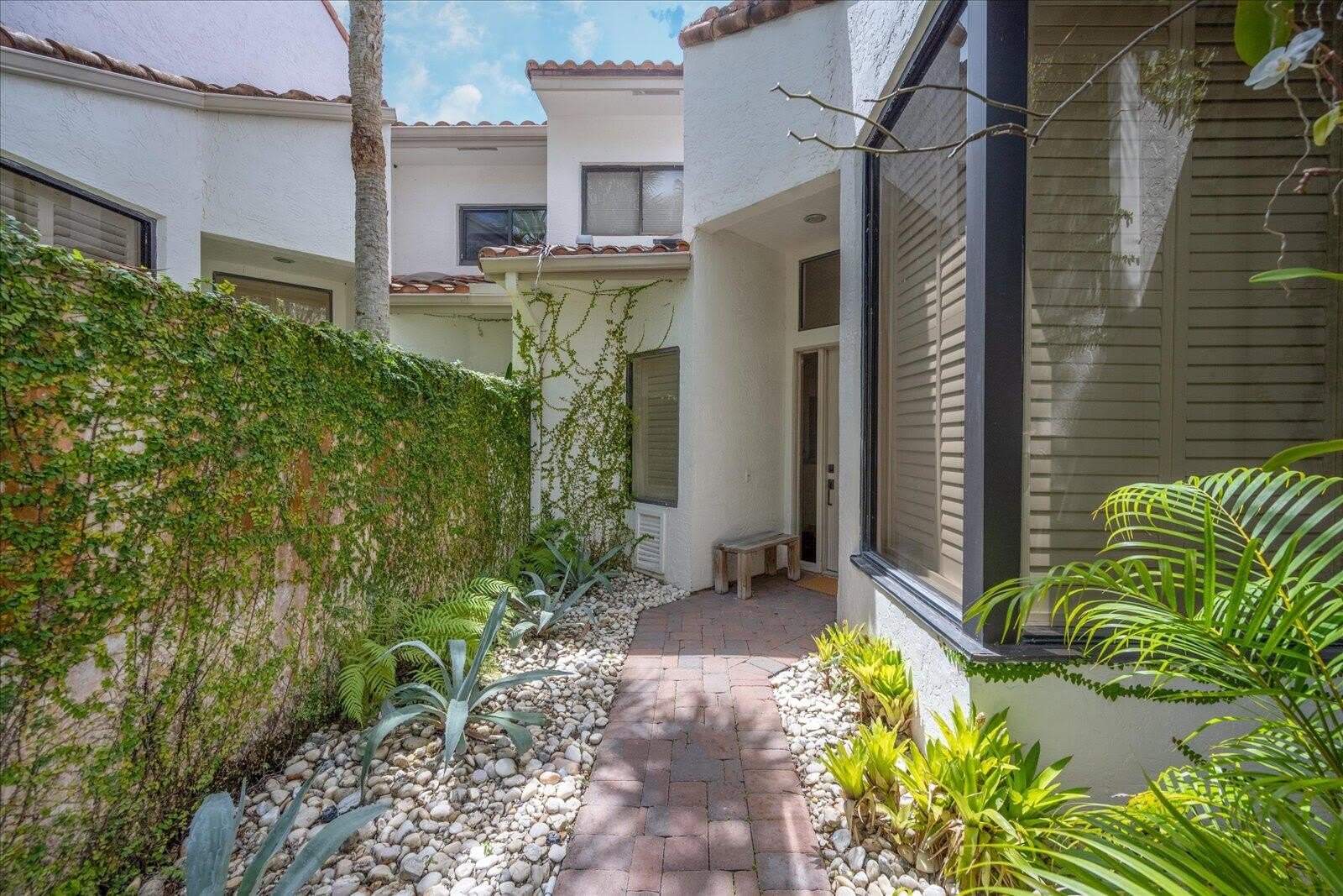 2585 Sheltingham Drive – photo 3