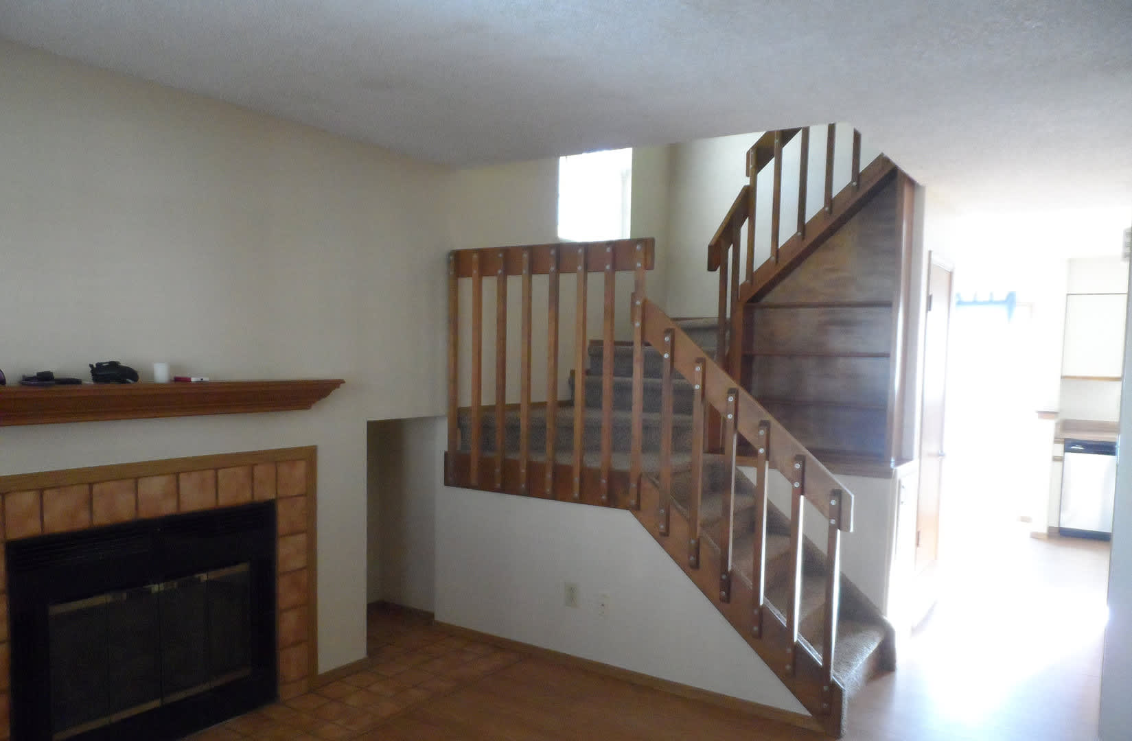 Stylish End Unit with Central Air & Wood Floors in District 20!! – photo 5