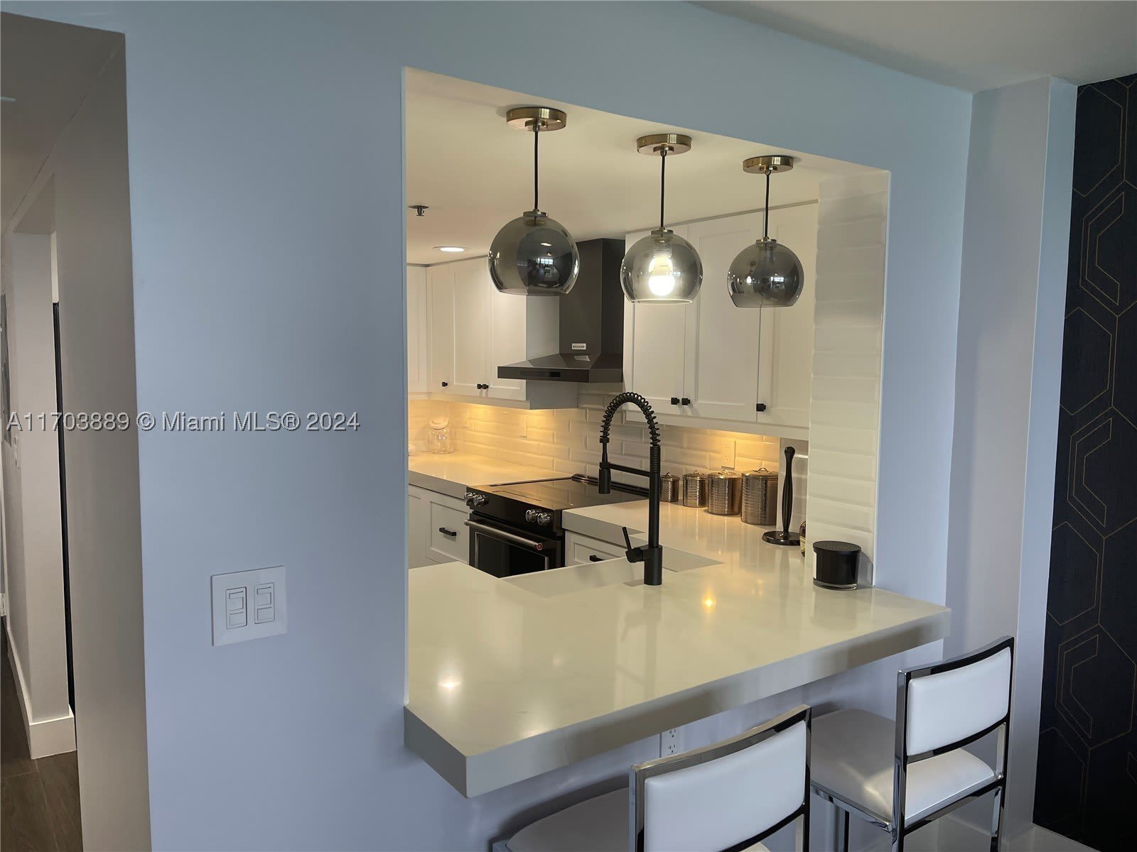 2555 Collins Ave – photo 4