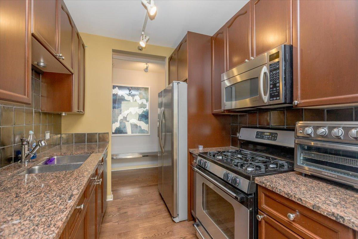 200 W Grand – photo 1