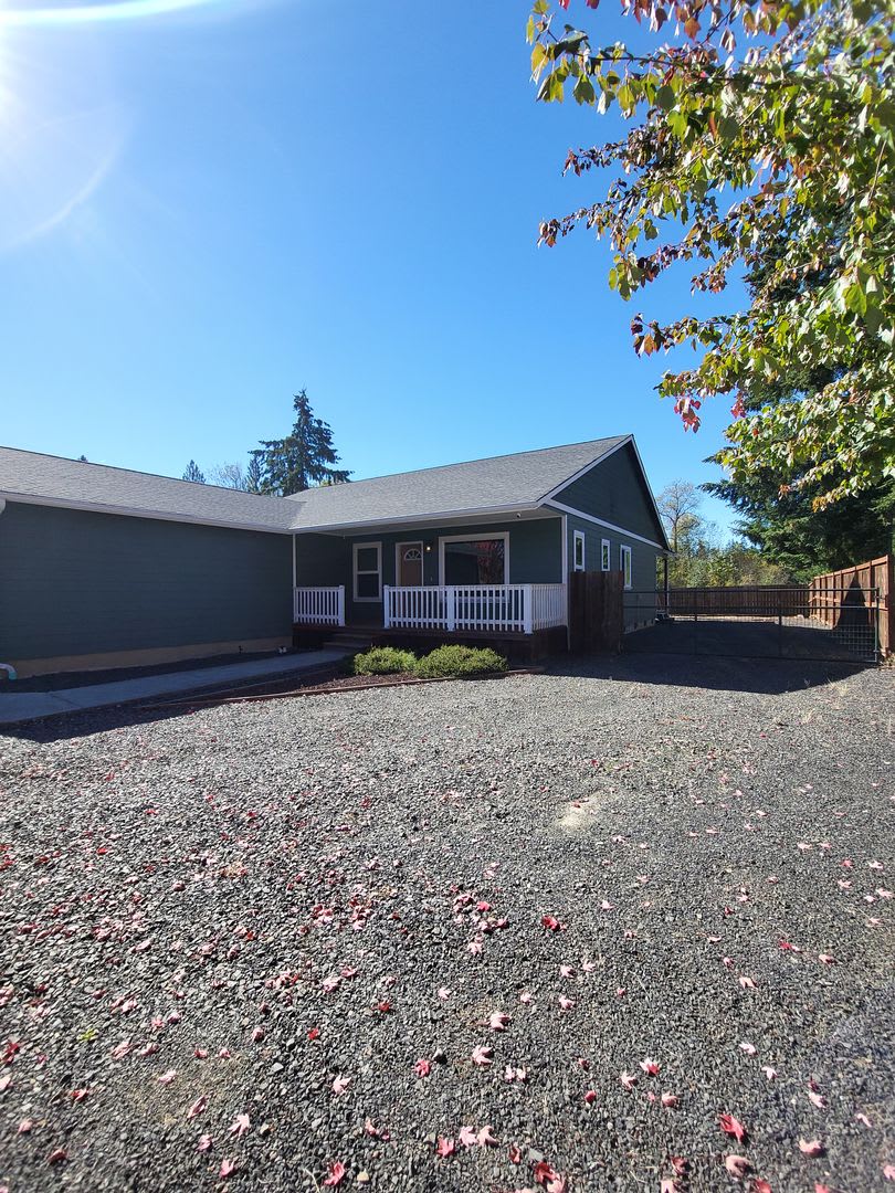 3 Bedroom 2.5 Bathroom in Napavine – photo 2