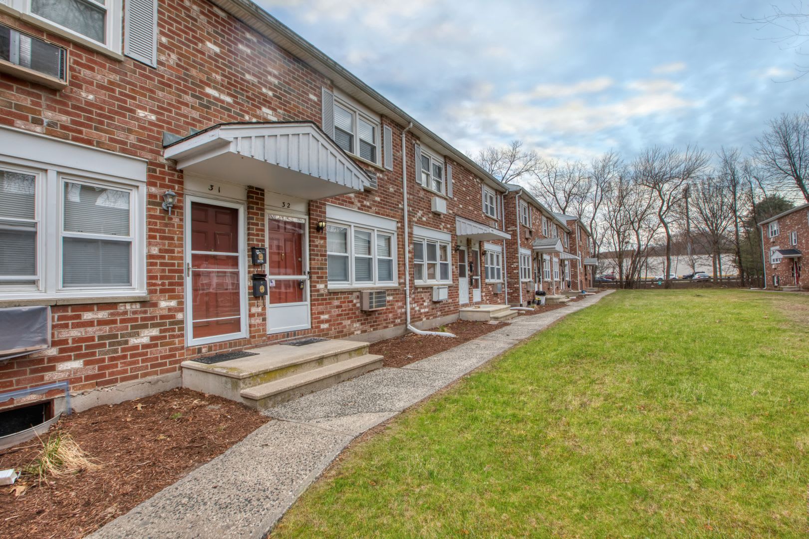 Beautiful two-bedroom townhouse condo with open floor plan – photo 3