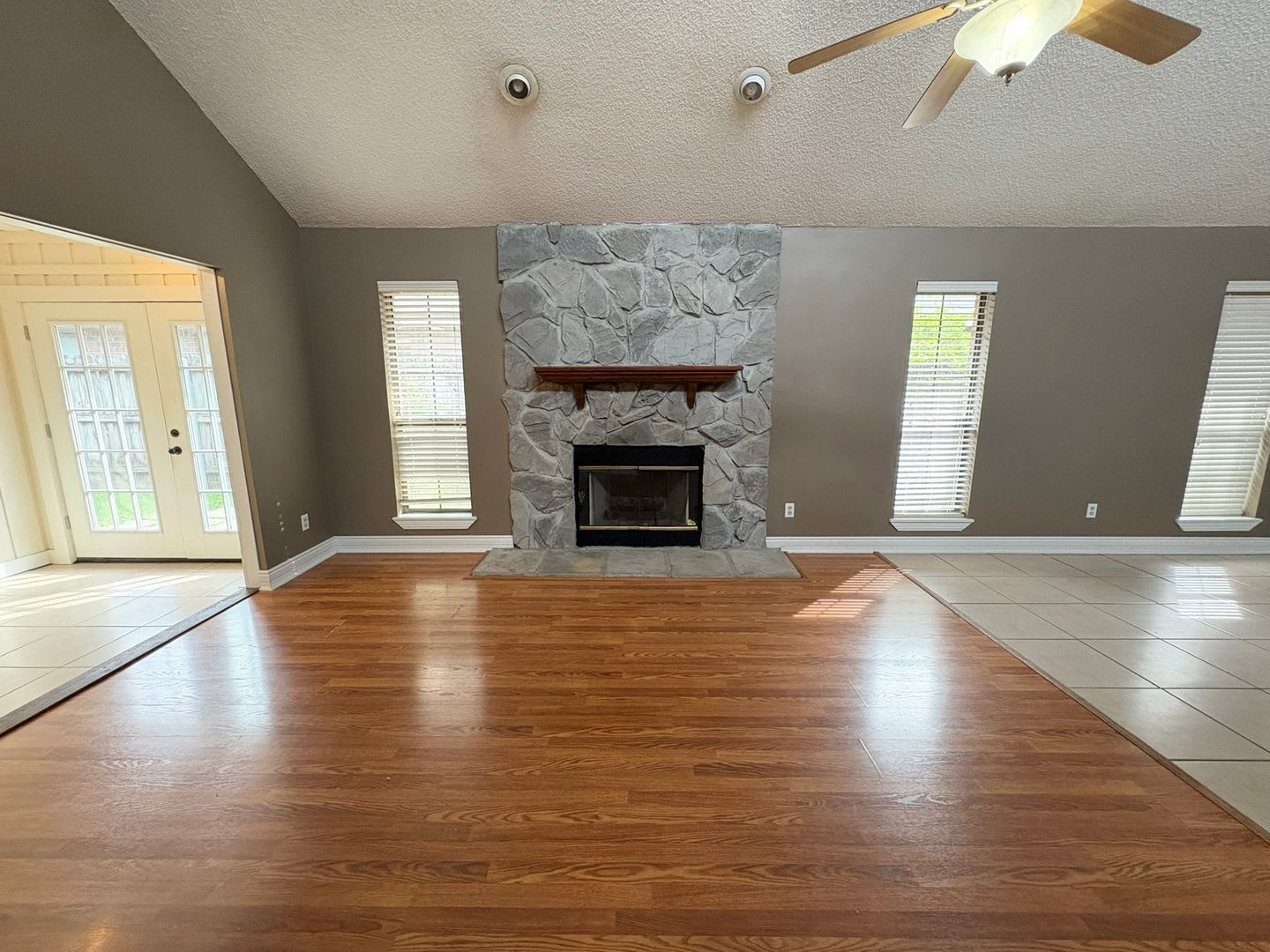 Spacious 3 Bedroom 2 Bath Home Close To Restaurants Shopping Centers – photo 2