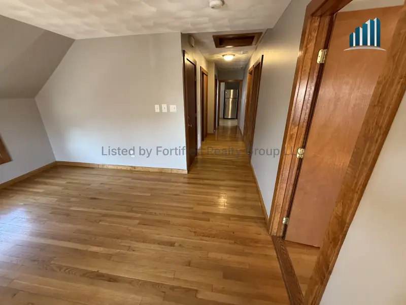 132 Hall St – photo 3