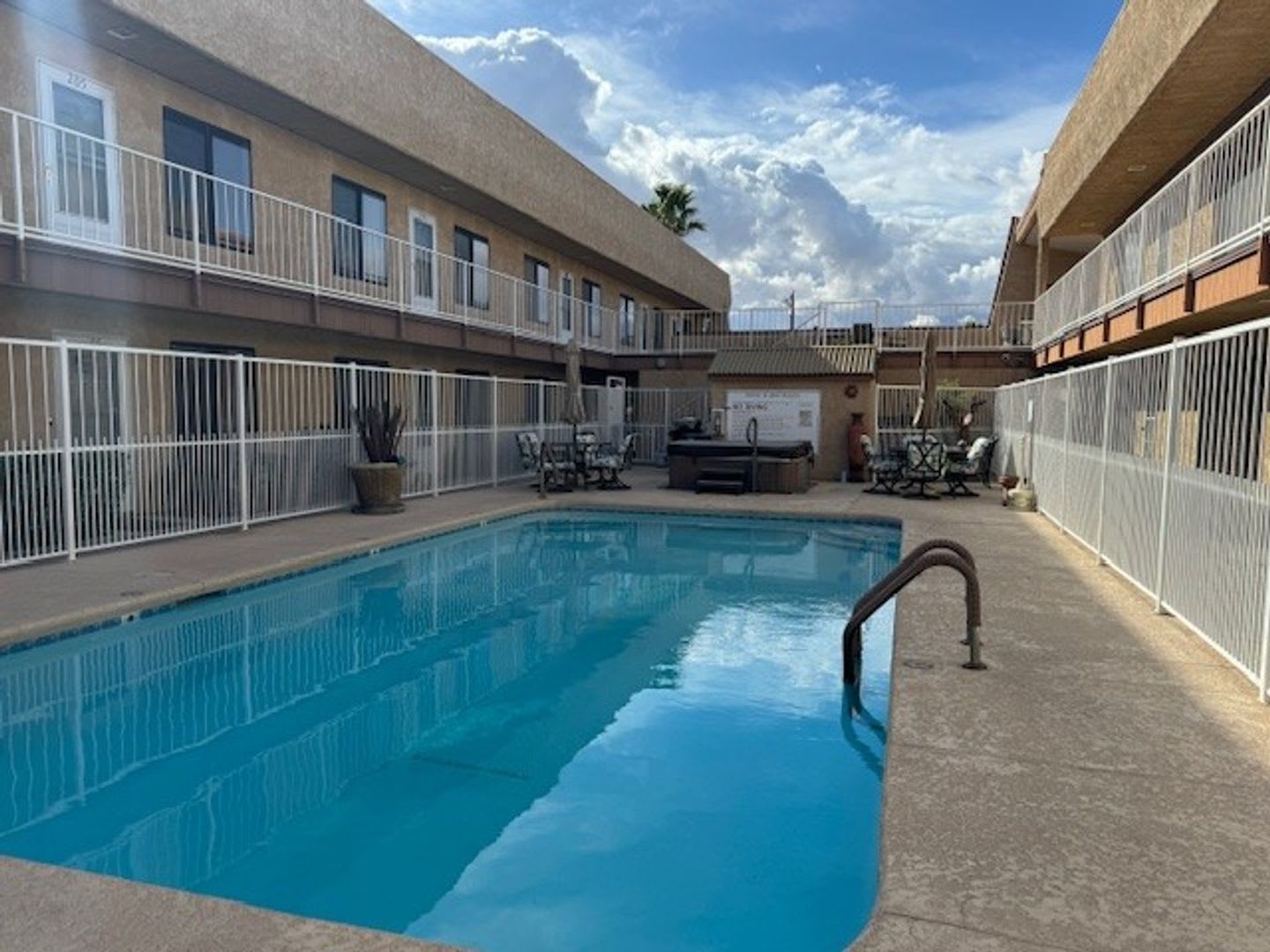 1 Br 2Ba Condo Across Colorado River Pool Spa Gated Entry All Appliances Included – photo 2
