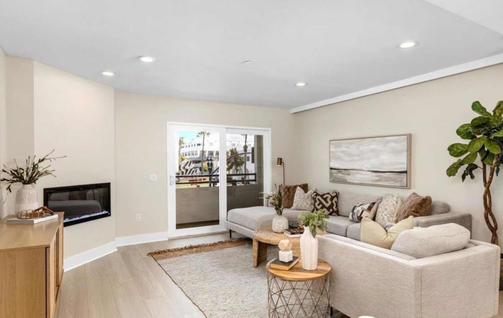 Live in a Penthouse with Private Rooftop Deck, just 4 blocks from the Beach – photo 2