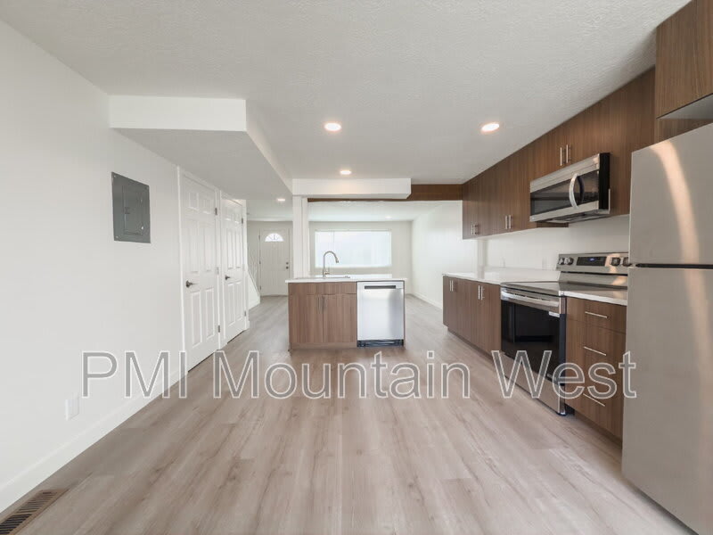 945 S Main St. – photo 2