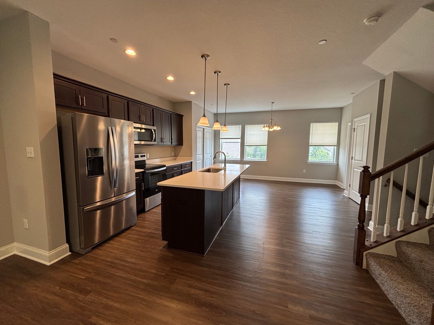 Stunning 3 Bed Townhome with 2 Car Garage in Washington! – photo 2