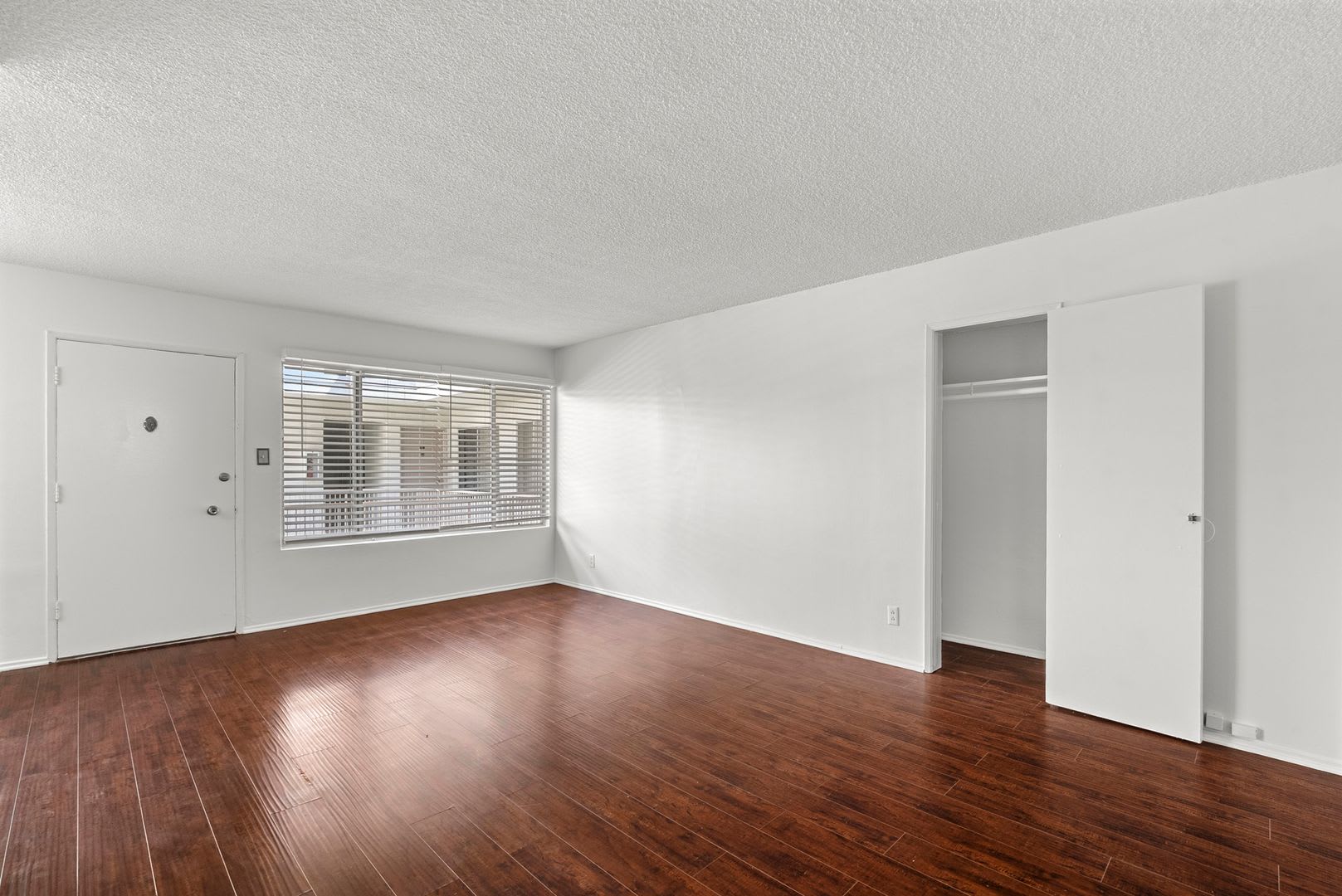 Spacious 2-Bedroom Near Beverly Hills – *** 1 Month Free! *** – photo 2