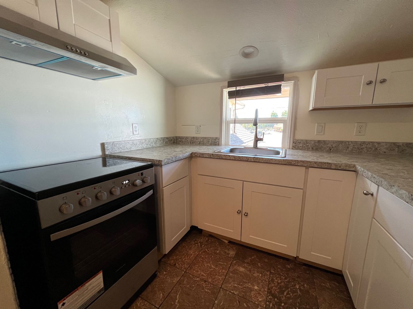 12935 SW Beaverdam Road ~ Super Convenient Location! – photo 4