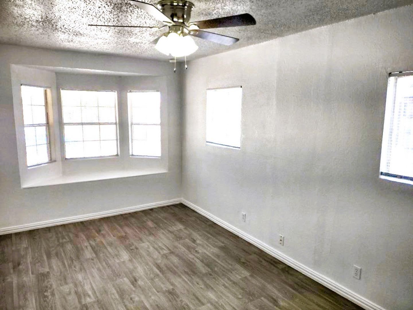 Adorable Single Level Northeast Home With Refrigerated Air Located In Quiet Neighborhood – photo 5