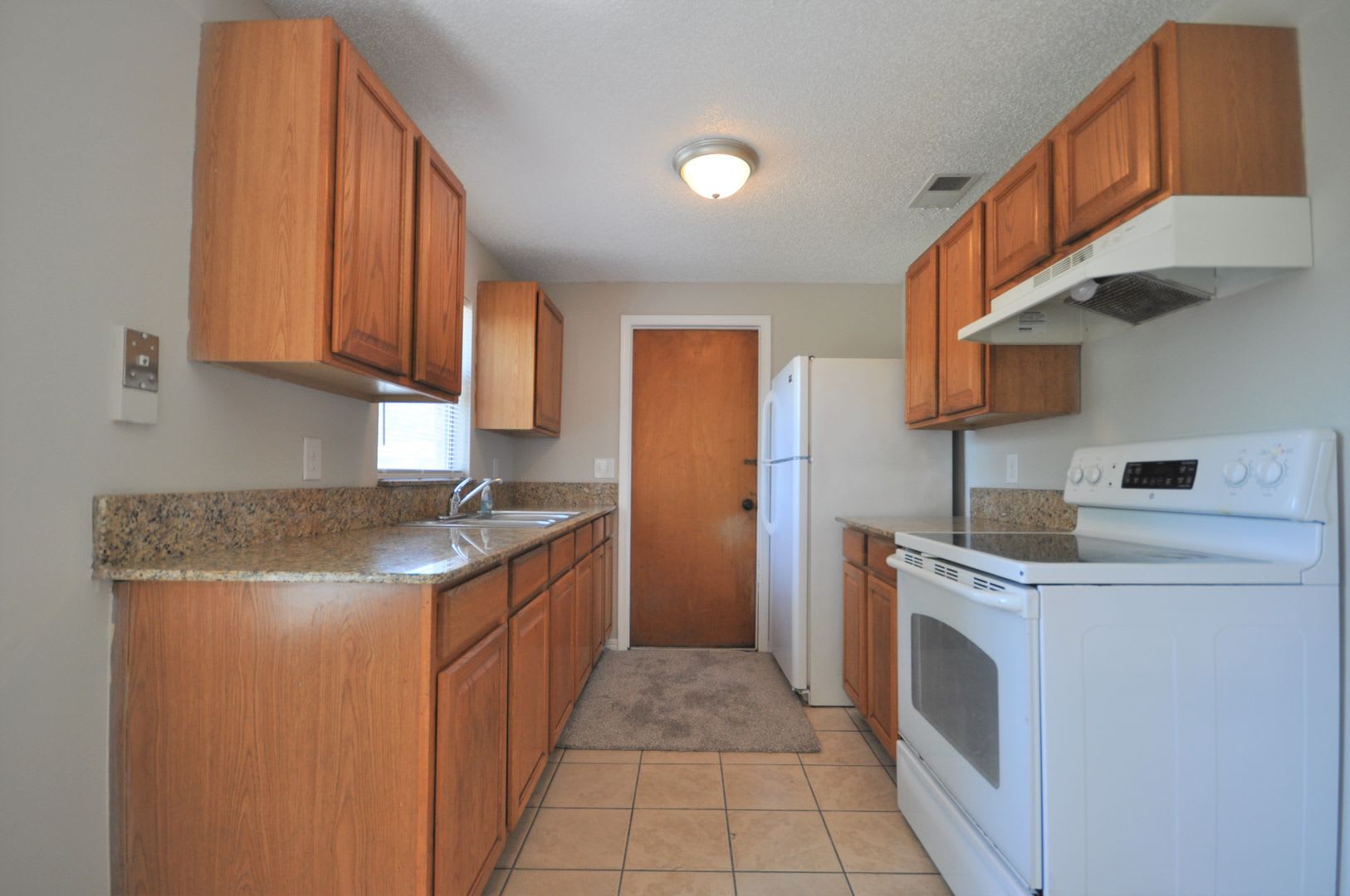 Remodeled 3/2 with huge yard in Sandalwood – photo 3