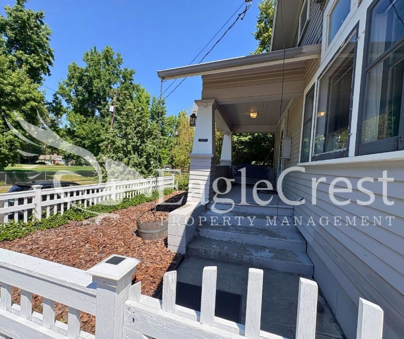 Rent Reduced! Beautifully Renovated Historic 3 Bedroom Home $200.00 Off 2nd Months Rent!!! – photo 4