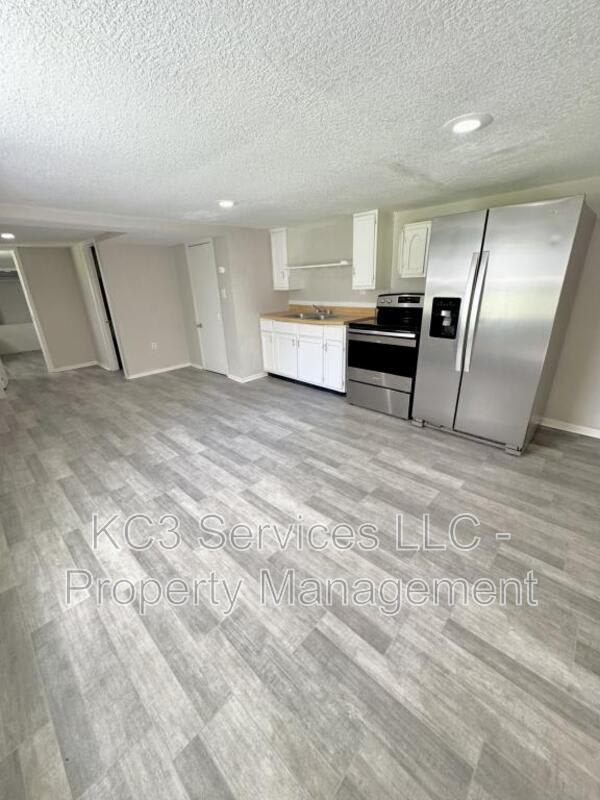 6131 NE Vivion Rd – photo 3