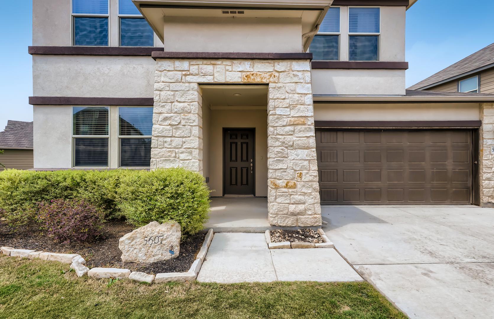 Beautiful Home In A Gates Community – photo 2