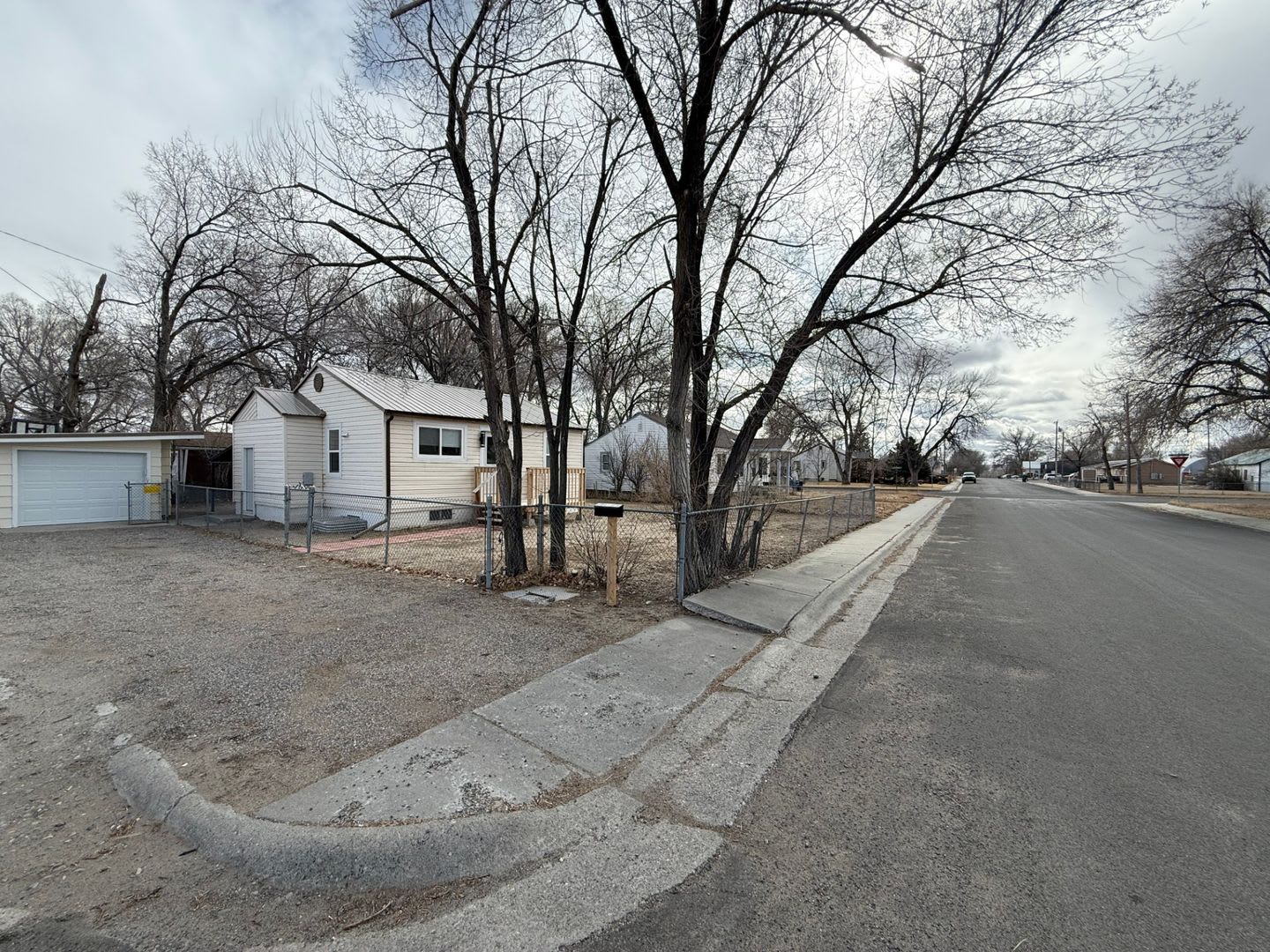 3 Bedroom 1 Bath Beautiful House with Fenced Yard & Garage – photo 1
