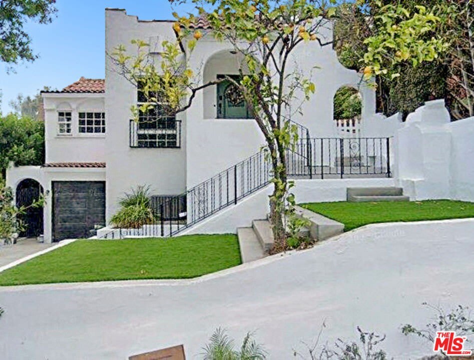 2209 N Gower St – photo 1