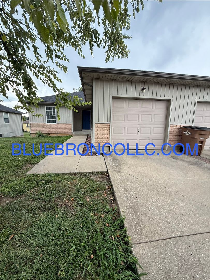 Gorgeous duplex in Raymore with a lot to offer along with new flooring. – photo 1