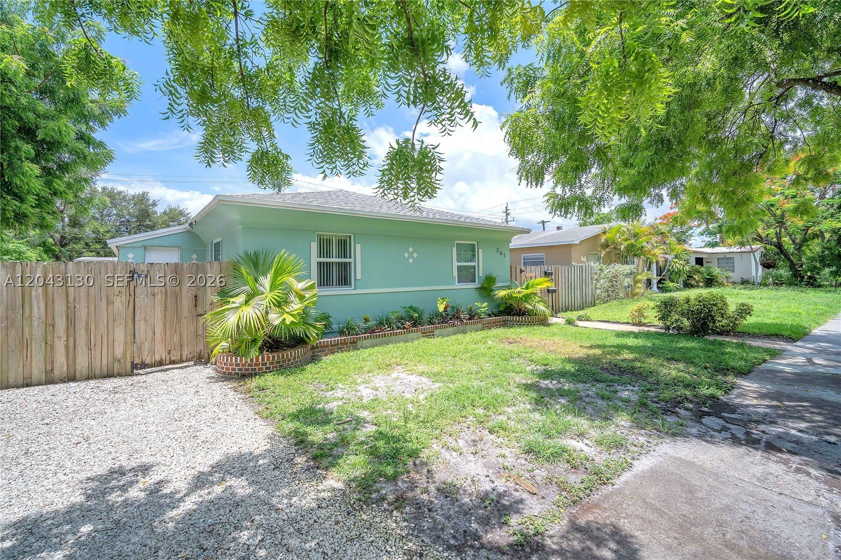 261 SW 15th St – photo 2